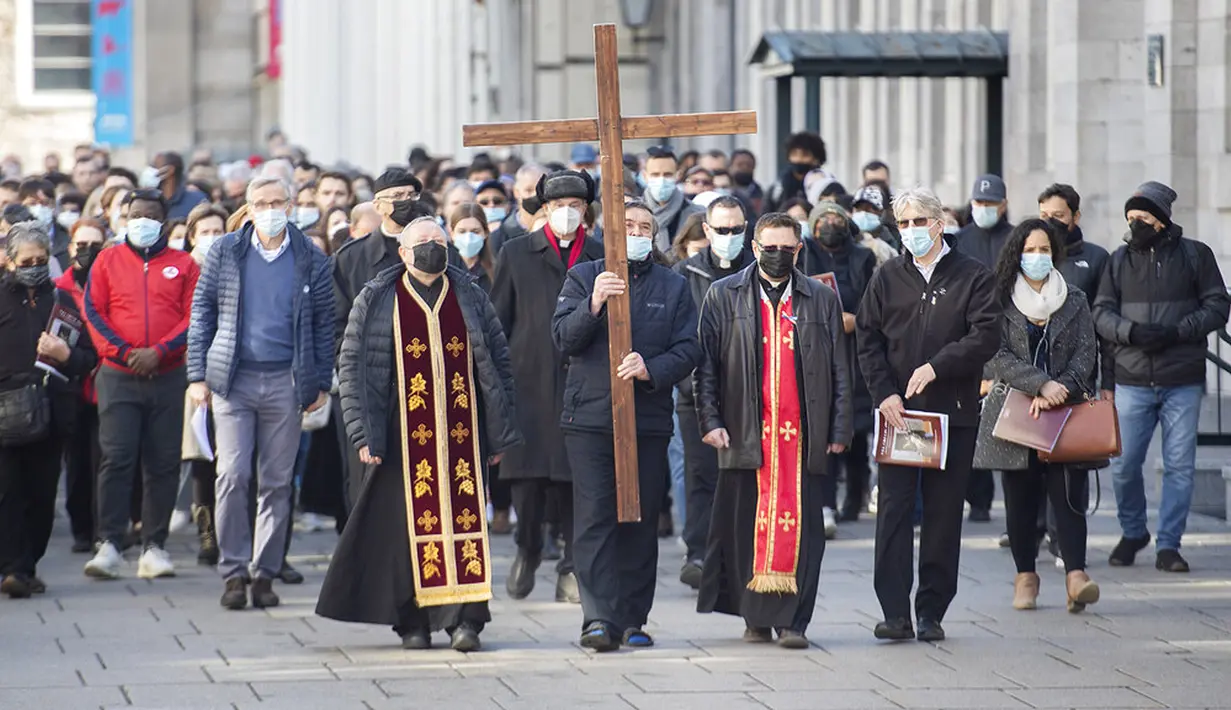 Umat Kristiani ambil bagian dalam prosesi Jalan Salib pada peringatan Jumat Agung di Montreal, Kanda, 15 April 2022. (Graham Hughes /The Canadian Press via AP)