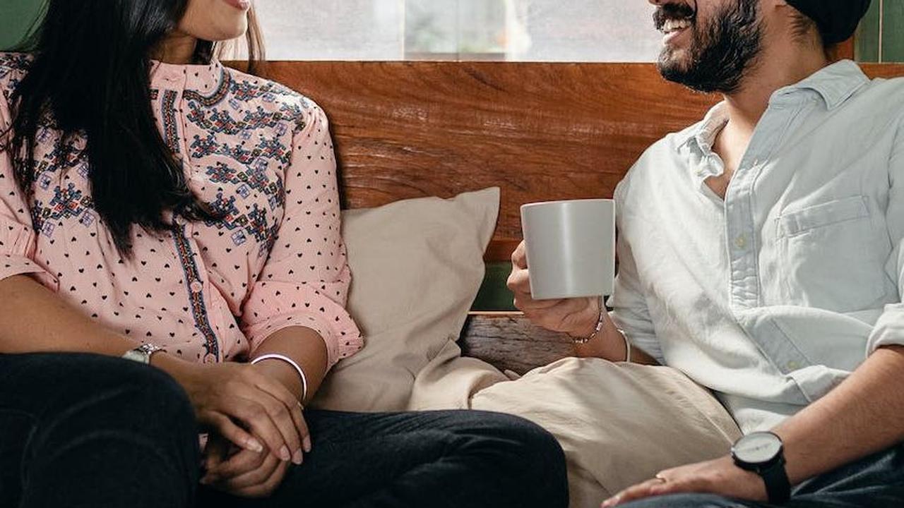 Pillow talk, mungkin sebagian dari kita telah mendengar istilah ini sebelumnya, tetapi apakah kita benar-benar memahami apa itu dan mengapa begitu penting dalam kehidupan pasangan, terutama dalam kehidupan ranjang?&nbsp;