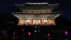 Orang-orang menikmati tur sinar rembulan sembari membawa lentera di dalam Istana Changdeokgung di Seoul, Korea Selatan, pada 29 Oktober 2020. Istana Changdeokgung terdaftar sebagai situs warisan dunia UNESCO pada tahun 1997. (Xinhua/Wang Jingqiang)
