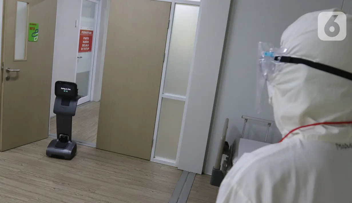Robot Temi saat memasuki kamar pasein di RSPJ Modular, Jakarta, Selasa (28/7/2020). Teknologi dengan robot, membantu tenaga medis dalam tanganin pasien Covid-19, salah satunya dapat berkonsultasi dengan dokter via Video Call. (Liputan6.com/Herman Zakharia)