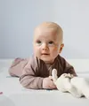 Gunakan mainan untuk bayi tertarik menoleh, dan melakukan gerakan tengkurap. credits: pexels.com/vika