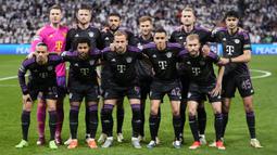 Foto tim starting XI Bayern Munchen jelang menghadapi Real Madrid pada laga leg kedua semifinal Liga Champions 2023/2024 di Santiago Bernabeu Stadium, Madrid, Rabu (8/5/2024). (AP Photo/Manu Fernandez)