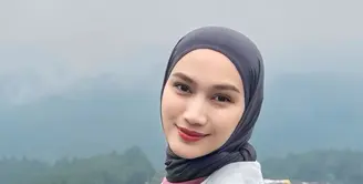 Berkunjung ke Telomoyo, Melody Laksani mengenakan inner t shirt warna pink dipadukan jaket hoodie abu-abu. [@melodylaksani92]