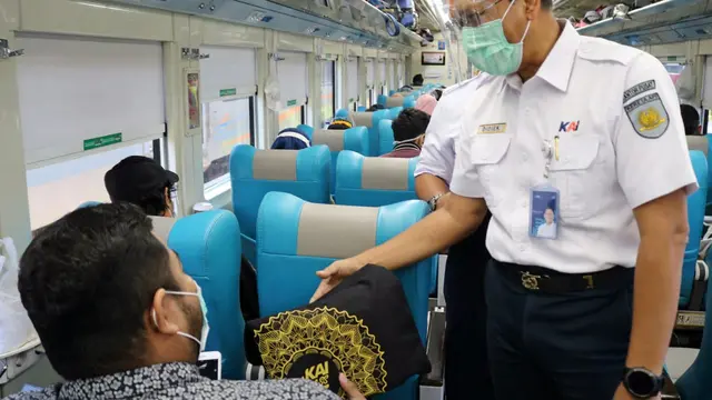 Direktur Utama (Dirut) PT KAI (Persero) Didiek Hartantyo saat menyapa penumpang kereta api