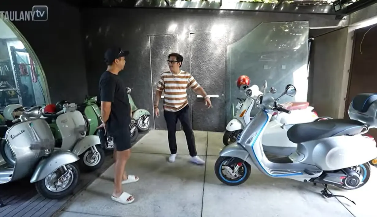 Dibangunan ini, saat baru masuk dari pintu besi, langsung terlihat koleksi motor vespa langka. Selain itu juga ada mobil yang biasa digunakan bersama keluarga. Ada empat model klasik dan dua model baru. [Youtube/TAULANY TV]