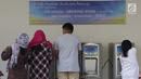 Para pencari suaka mengambil air siap minum di halaman bekas Markas Kodim di kawasan Kalideres, Jakarta, Selasa (16/7/2019). Rata-rata para pencari suaka tersebut berasal dari Afghanistan, Pakistan, Somalia, Sudan, Iraq, dan Iran. (Liputan6.com/Helmi Fithriansyah)