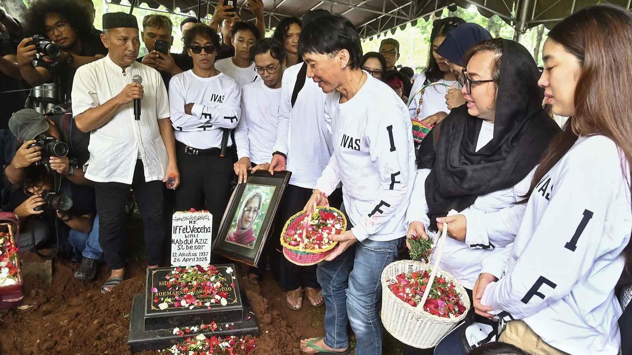 Foto: Tangis Haru Pemakaman Bunda Iffet