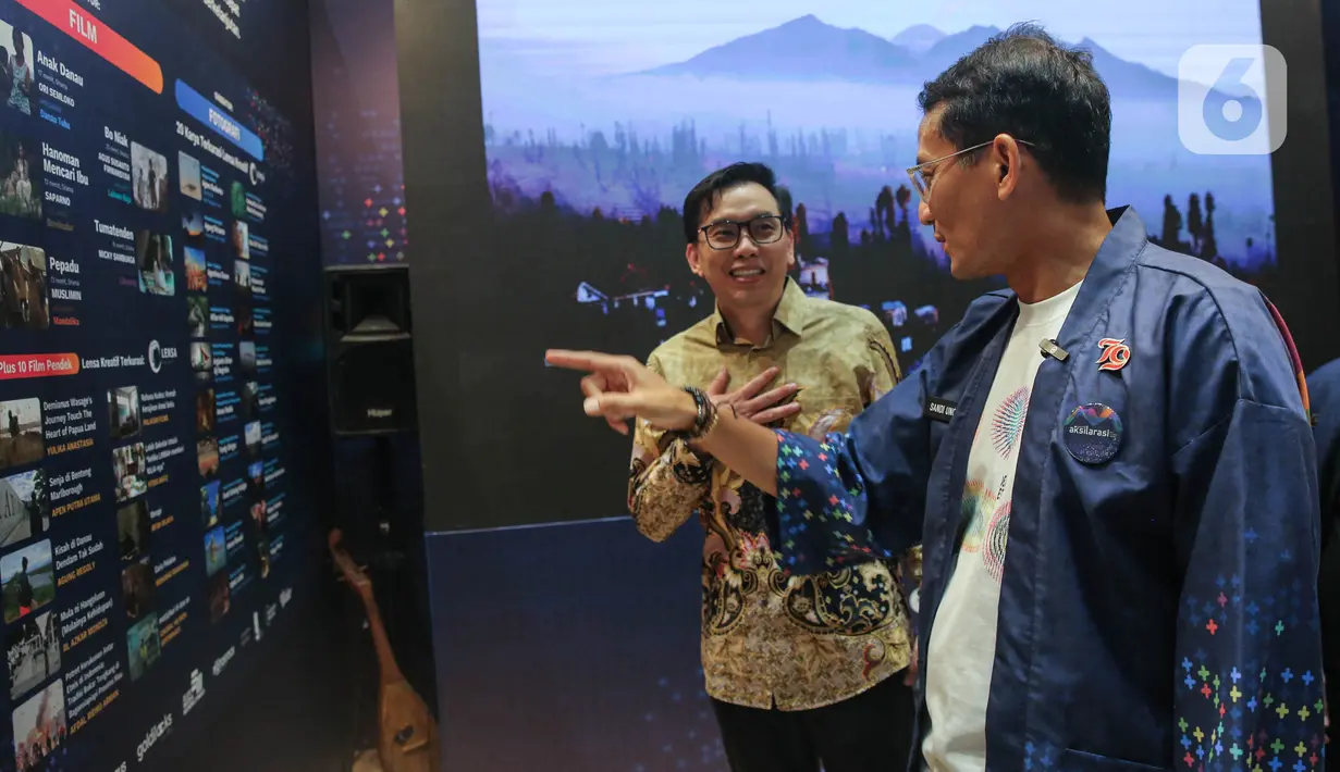 <p>Menteri Pariwisata dan Ekonomi Kreatif Sandiaga Uno (kanan) bersama Managing Director Vidio Hermawan Sutanto meninjau area sesaat sebelum Peluncuran Produk Aksi Selaras Sinergi (AKSILARASI) dalam ajang IdeaFest 2024 di JCC, Senayan, Jakarta, (27/9/2024). (Liputan6.com/Angga Yuniar)</p>