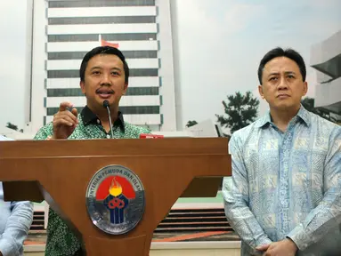 Menpora, Imam Nahrawi (tengah) memberikan keterangan terkait revisi logo dan maskot Asian Games 2018 di Kemenpora, Jakarta, Rabu (6/1/2016). Diperlukan waktu sekitar tiga bulan untuk melakukan revisi tersebut. (Liputan6.com/Helmi Fithriansyah)