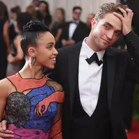 Kabar menyedihkan datang dari pasangan Robert Pattinson dan FKA Twigs. Lama tak terlihat bersama, ternyata hubungan mereka kandas di tengah jalan, meskipun keduanya sudah resmi bertunangan. (AFP/Mike Coppola)