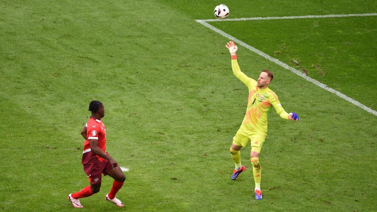 Namun, bukannya mencetak gol penyeimbang, Hungaria justru kebobolan gol ketiga di injury time.&nbsp;