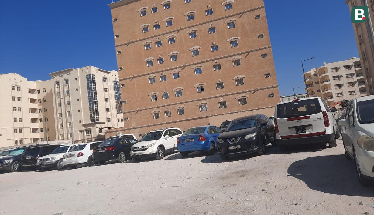 Qatar sebagai tuan rumah Piala Dunia 2022 dikenal sebagai negara dengan pendapatan ekonomi tinggi lewat gas alam dan minyaknya. Tak heran, jika banyak mobil mewah lalu-lalang di jalanan ibu kota Qatar itu. (Bola.com/Hendry Wibowo)