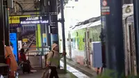 Calon penumpang berjalan menuju kereta di Stasiun Gambir, Jakarta, Selasa (8/3/2022). Perjalanan domestik menggunakan transportasi darat, laut, maupun udara yang sudah vaksinasi COVID-19 lengkap dosis kedua tak perlu lagi menunjukkan bukti tes antigen atau PCR negatif. (Liputan6.com/Herman Zakharia)