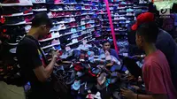 Pengunjung memilih sepatu yang dijual di pusat perbelanjaan, Jakarta, Selasa (3/7). Asosiasi Persepatuan Indonesia (Asprisindo) meyakini pertumbuhan industri alas kaki pada tahun ini sebesar 3,5%. (Liputan6.com/Angga Yuniar)
