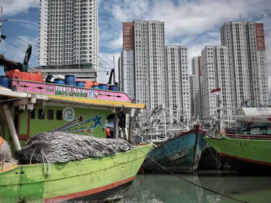 Deretan kapal nelayan terparkir di Pelabuhan Muara Angke, Jakarta, Kamis (27/12). Sekitar 2.000 nelayan tradisional Muara Angke libur melaut akibat cuaca buruk. (Liputan6.com/Faizal Fanani)