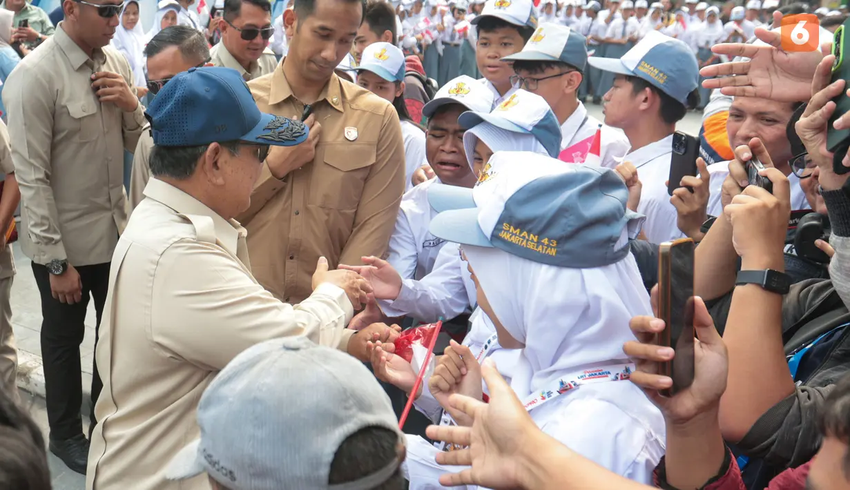 Presiden Prabowo Subianto menyalami sejumlah pelajar SMAN 34 Jakarta usai meresmikan LRT Jakarta rute Kelapa Gading-Manggarai di kawasan Stasiun LRT Manggarai, Jakarta, Rabu (16/9/2026). (KLY/Budy Santoso)