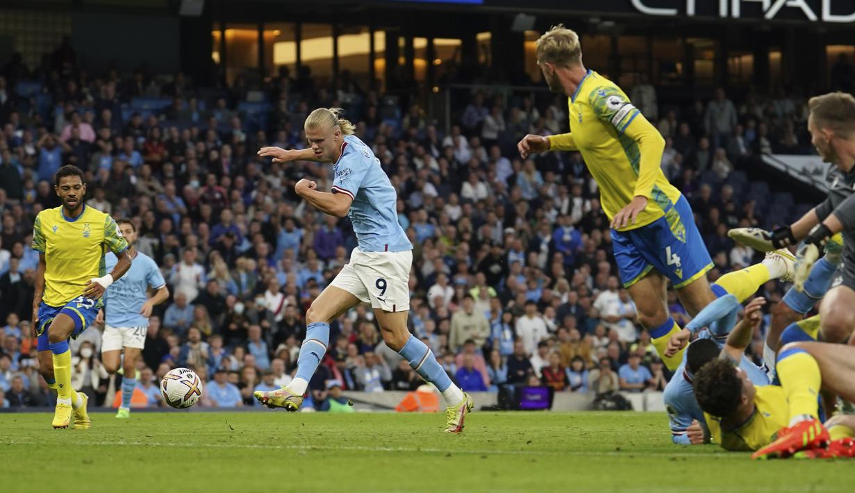Penyerang Manchester City, Erling Haaland saat mencetak gol ke gawang Nottingham Forest pada pertandingan lanjutan Liga Inggris di Stadion Etihad di Manchester, Inggris, Kamis (1/9/2022).  Haaland mencetak hattrick dan Manchester City menang besar atas Nottingham Forest 6-0. (AP Photo/Dave Thompson)