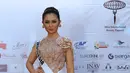 Puteri Indonesia Lingkungan 2015, Chintya Fabyola menunjukan salah satu kostum untuk dipakai di ajang Miss International 2015, Jakarta, Kamis (8/10/2015). Miss International 2015 akan diselengarakan di Tokyo pada 16 Oktober. (Liputan6.com/Herman Zakharia)