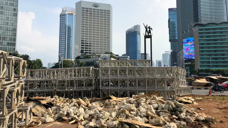 Instalasi batu Gabion di Bundaran HI, Jakarta dibongkar.