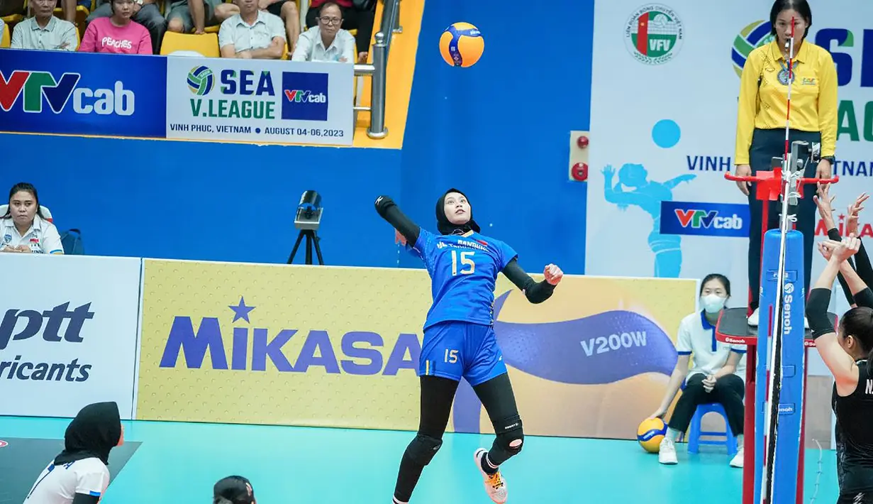 <p>Pemain Timnas bola voli putri Indonesia, Hany Budiarti melepaskan spike saat menghadapi Thailand pada laga putaran pertama SEA V League 2023 di Vinh Phuc Gymnasium, Hanoi, Vietnam, Jumat (4/8/2023). Indonesia kalah 0-3 (24-26, 24-26, 20-25) dari Thailand. (Dok. SEA V League 2023)</p>