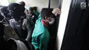 Sejumlah tersangka ditampilkan dalam rilis pengungkapan 1,3 ton ganja di Polres Jakarta Barat, Kamis (4/1). Polres Metro Jakarta Barat berhasil menggagalkan penyelundupan 1,3 ton ganja dari Provinsi Aceh ke Jakarta. (Liputan6.com/Arya Manggala)