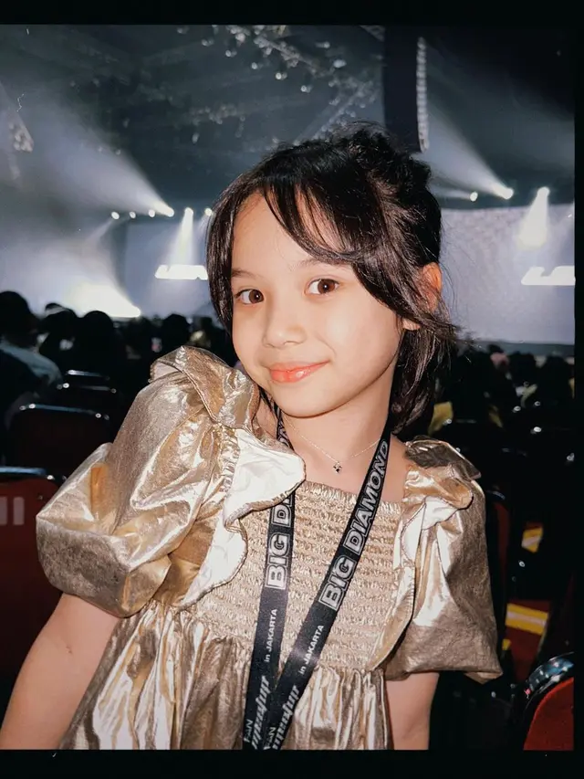 Dress Metalik untuk Tampil Stylish di Fan Meeting