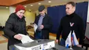 Warga Negara Rusia pergi ke tempat pemungutan suara untuk mengikuti pemilihan presiden yang hampir dipastikan akan memperpanjang kekuasaan Presiden Vladimir Putin. (AP Photo/Dmitri Lovetsky)