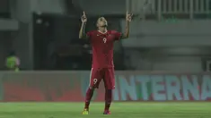 Pemain Naturalisasi Timnas Indonesia, Beto Goncalves berdoa sebelum laga melawan Korea Selatan U-23 pada laga uji coba di Stadion Pakansari, Bogor, (23/6/2018).  Indonesia U-23 kalah 1-2 dari Korea U-23. (Bola.com/Nick Hanoatubun)