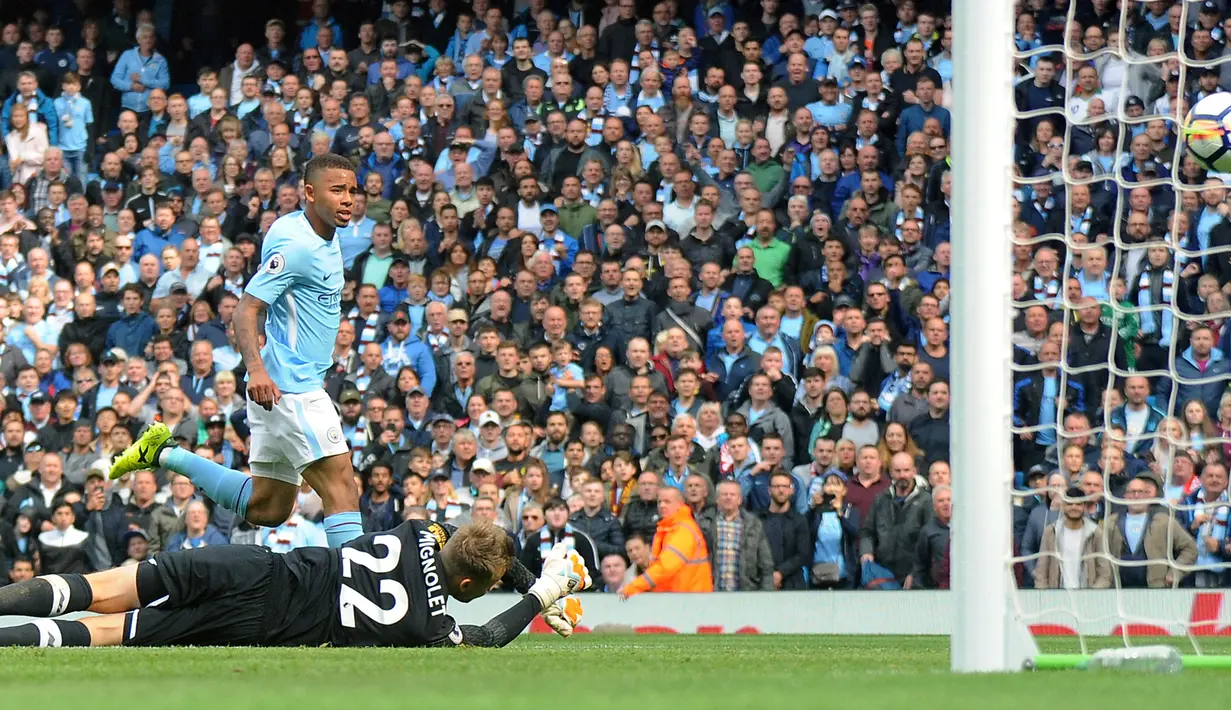 Aksi Gabriel Jesus saat mencetak ke gawang Liverpool  (AP/Rui Vieira)