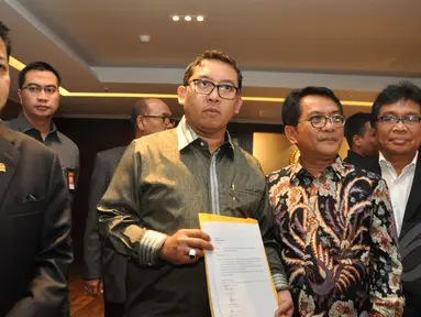 Ketua DPR RI Setya Novanto didampingi Wakil Ketua Fadli Zon menerima surat Pengajuan Hak angket untuk Menkunham Yasonna Laoly dari perwakilan KMP di Ruang Pimpinan kompleks Parlemen Senayan, Jakarta, Rabu (25/3/2015). (Liputan6.com/Andrian M Tunay)