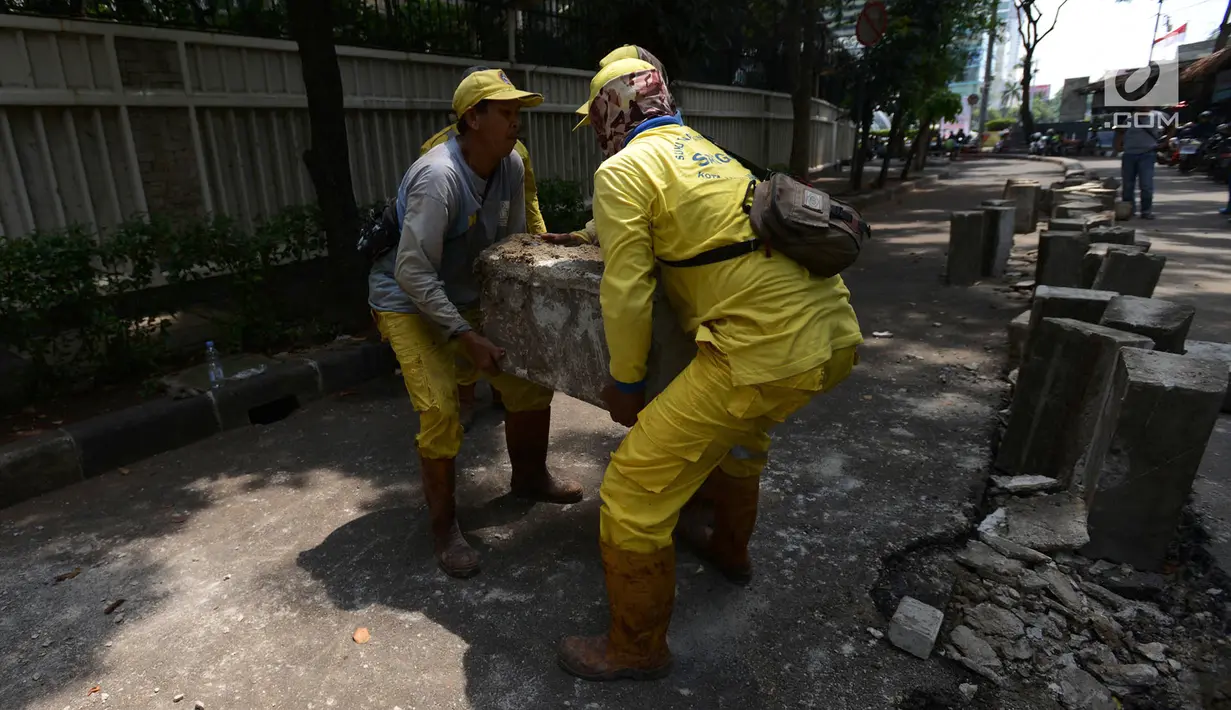 Pekerja membongkar pembatas beton (barrier) di Jalan M Yamin bagian sisi barat, kawasan Menteng,  Jakarta, Rabu (20/1). Pemprov DKI akan membuka kembali jalan itu sebagai akses lalu lintas untuk umum pada 24 maret 2019 mendatang. (merdeka.com/Imam Buhori)
