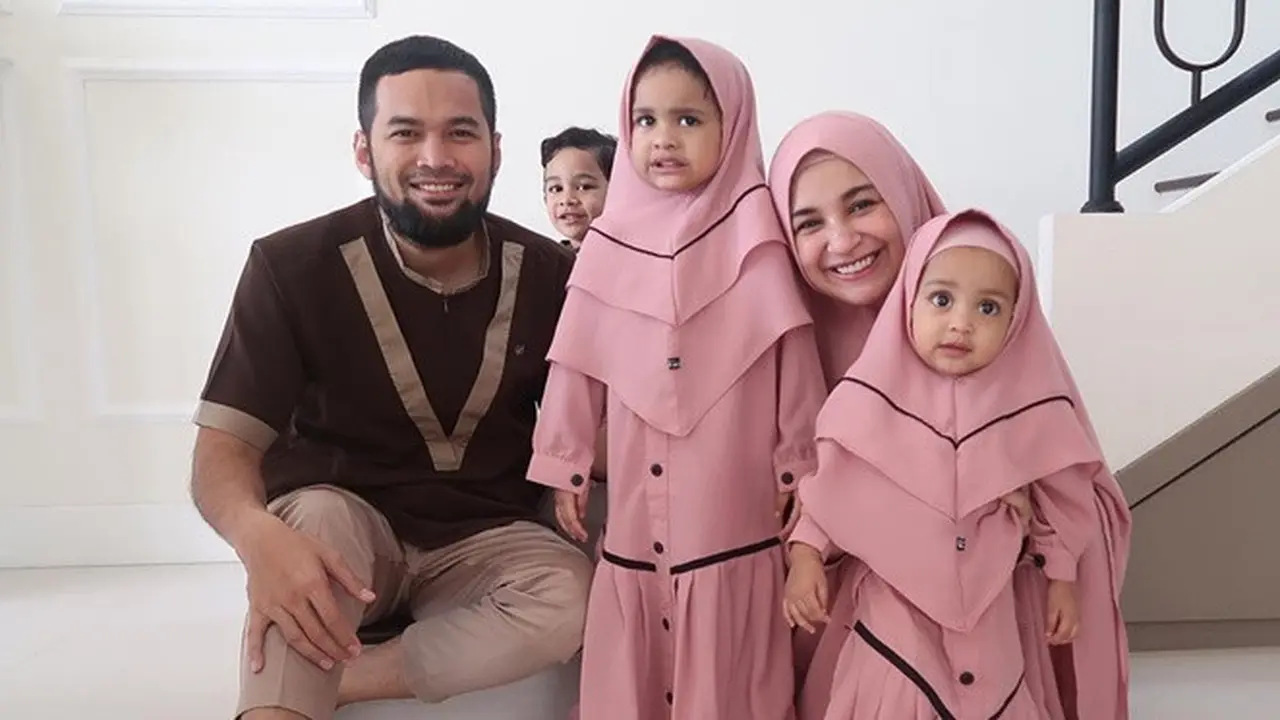 6 Potret Kedua Putri Shireen Sungkar saat Pakai Hijab, Menggemaskan