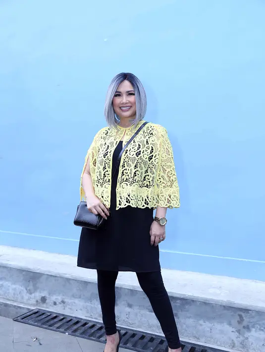 Banyak cara dilakukan selebriti untuk menjaga penampilannya. Salah satunya, penyanyi Titi DJ. Ia sering merubah penampilannya untuk mensiasati umurnya yang makin tua. (Nurwahyunan/Bintang.com)