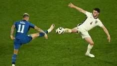 Penyerang Slovenia #11 Benjamin Sesko berebut bola dengan gelandang Inggris #04 Declan Rice dalam duel matchday terakhir Grup C Euro 2024 di RheinEnergieStadion, Cologne, Rabu, (26/6/2024). (Angelos Tzortzinis / AFP)
