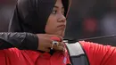 Pemanah putri Indonesia, Diananda Choirunisa saat bertanding melawan Zhang Xinyan asal China di nomor recurve women individual Asian Games 2018 di Jakarta, Selasa (28/8). Diananda menyabet medali perak. (AP Photo/Lee Jin-man)