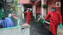 Petugas damkar menyemprotkan desinfektan di kawasan permukiman RT 04/ RW 02 Kelurahan Srengseng Sawah, Jagakarsa, Jakarta, Selasa (25/05/2021).  Sebanyak 13 orang di wilayah itu diketahui positif Covid-19 yang diduga tertular setelah melaksanakan mudik dan halal bihalal. (merdeka.com/Arie Basuki)