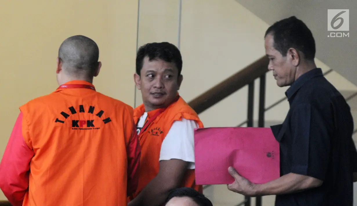 Pejabat Pembuat Komitmen Kemenpora Adhi Purnomo (kiri) dan staf Kemenpora Eko Triyanto tiba di Gedung KPK, Jakarta, Kamis (14/2). Keduanya diperiksa sebagai tersangka terkait dugaan menerima suap dana hibah dari Kemenpora ke KONI. (Merdeka.com/DwiNarwoko)