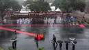Petugas keamanan dan pejabat melakukan gladi bersih upacara Hari Kemerdekaan di monumen Benteng Merah saat hujan di New Delhi, India, Kamis, (13/8/2020). India akan merayakan Hari Kemerdekaan ke-74 pada 15 Agustus. (AFP Photo/Prakash Singh)