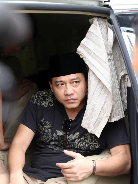 Mobil jenazah berjalan menuju TPU Jeruk Purut, yang kemudian di susul mobil Anang Hermansyah beserta Ashanty dengan mobil warna putih. Belasan mobil mengikuti dibelakangnya. (Nurwahyunan/Bintang.com)