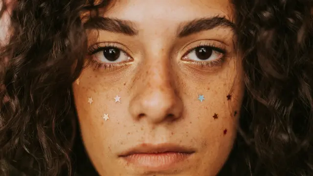 Ilustrasi Acne patch sebagai pilihan perawatan untuk jerawat meradang.