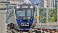 Rangkaian kereta MRT melintas menuju stasiun di Jakarta, Kamis (20/10/2022). Setelah penaikan pada 3 September 2022, rata-rata pengguna MRT per hari mengalami kenaikan rata-rata sebesar 3,8 persen dari 61.014 orang per hari menjadi 63.339 orang per hari. (detikai.com/Angga Yuniar)