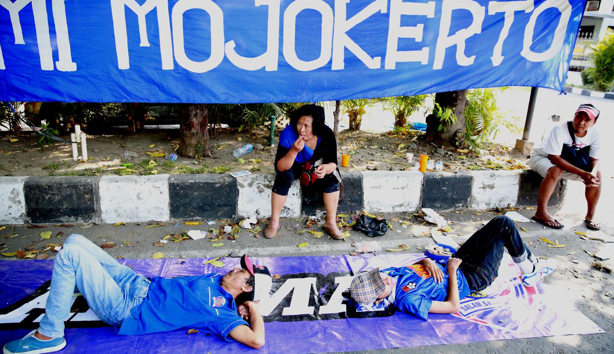 Aremania mulai memadati Stadion Manahan, ada yang menginap di mobil dan ada pula yang baru tiba menggunakan kereta dan kendaraan pribadi lainya, di Solo, Minggu (11/10/2015). (Bola.com/Nicklas Hanoatubun)