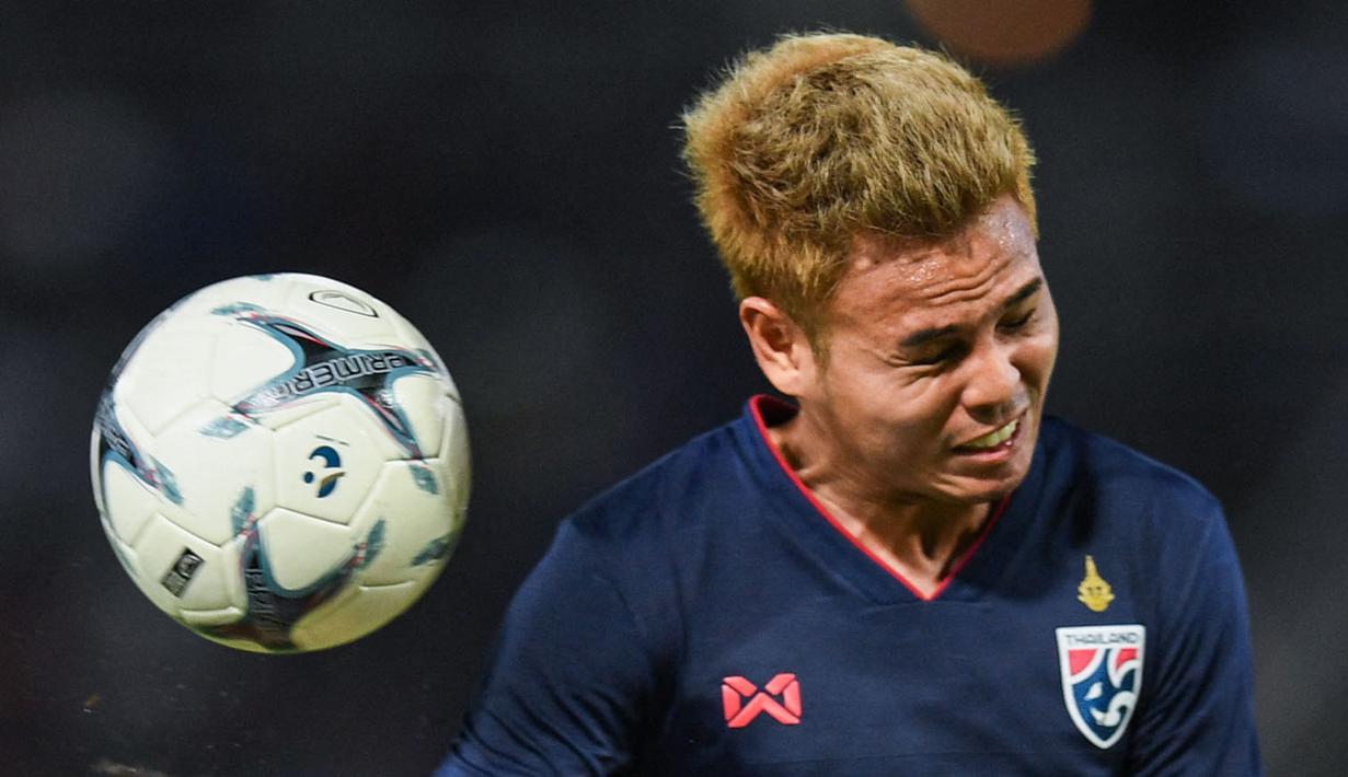 Theerathon Bunmathan - Bek tangguh Thailand ini juga harus rela menjadi penonton pada leg pertama final Piala AFF 2020 melawan Timnas Indonesia. (AFP/Chalinee Thirasupa)