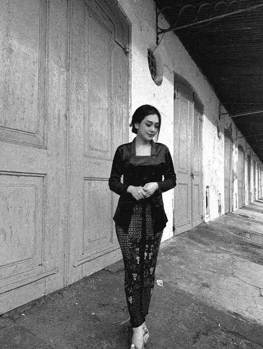 Kebaya kutu baru tak pernah gagal hadirkan kesan yang begitu sempurna. Kamu bisa mengoptimalkan gaya dengan tambahan aksesori penambah gaya. [Foto: Instagram/ Celine Evangelista]