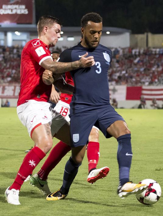 Pemain Inggris, Ryan Bertrand (kanan) berusaha menerobos petahanan pemain Malta, Bjorn Kristensen pada laga grup F kualifikasi Piala Dunia 2018 di  Ta Qali stadium, Valletta, Malta, (1/9/2017). Inggris menang 4-0. (AP/Rene Rossignaud)