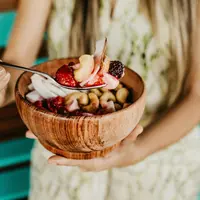 Penggunaan bahan berbasis nabati menjadi salah satu alasan smoothie bowl banyak dipilih sebagai alternatif sarapan (Sumber: Pexels.com)