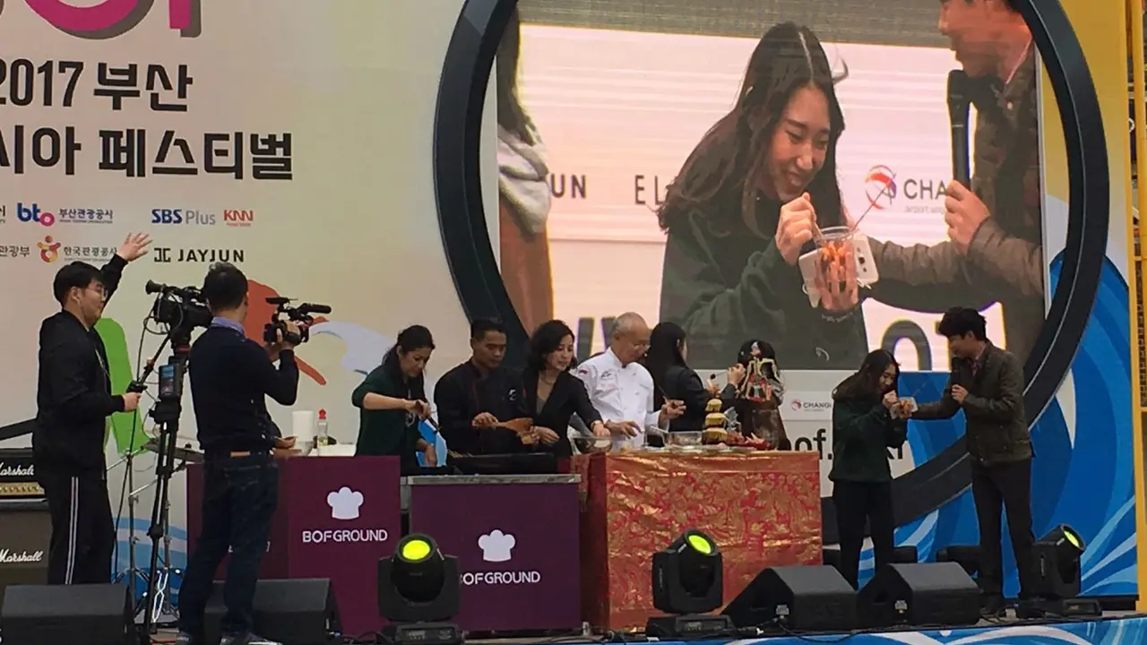 Chef William Wongso saat membuat nasi goreng kampung dalam acara "Busan One Asia Festival" yang digelar pada 28 Oktober 2017. (KBRI Seoul)