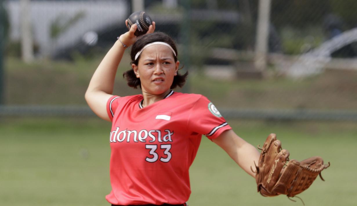 Pemain Timnas Softball Putri, Angelica, saat latihan di Lapangan Softball, GBK, Jakarta, Selasa (12/11). Sebanyak 17 atlet akan turun di SEA Games 2019 mendatang. (Bola.com/M Iqbal Ichsan)