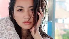 Tak hanya pintar memandu acara, ibu tiga anak itu juga dikenal memiliki paras yang cantik. Di kesehariannya pun Hesti Purwadinata kerap tampil natural tanpa makeup. Penampilannya tanpa riasan ini banjir pujian warganet.(Liputan6.com/IG/@hestipurwadinata)