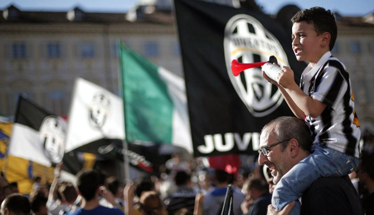 Seorang anak terlihat ikut merayakan gelar scudetto Juventus musim 2013-2014 di Piazza San Carlo, Turin (4/5/2014). (AFP/Marco Bertorello)